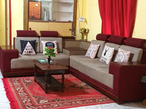 sala de estar con sofá y mesa en Coorg Get Inn Home Stay, en Madikeri