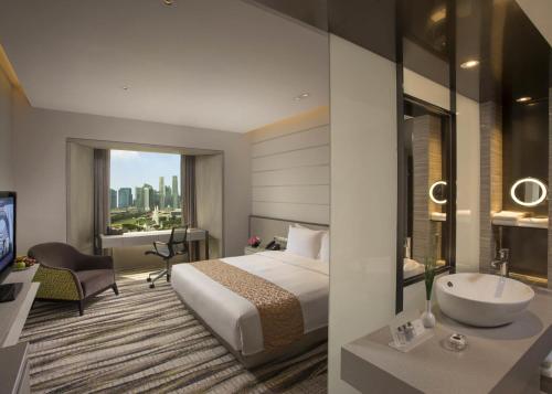 Habitación de hotel con cama y lavabo en Carlton Hotel Singapore, en Singapur