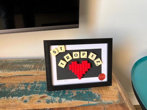 une image encadrée d’un engin redminé dans l'établissement Les Restanques du Golfe de Saint Tropez, à Grimaud