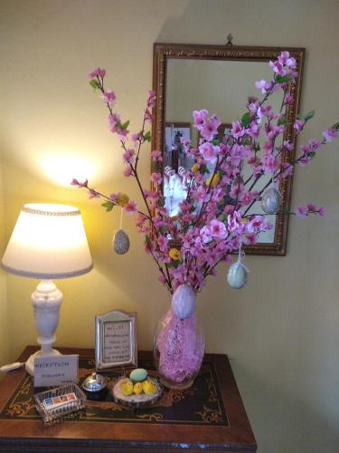 a vase with flowers on a table in a room at Villa Belvedere in Pieve Fosciana