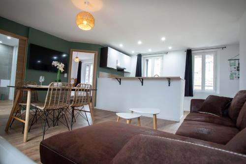 a living room with a couch and a table at Escapade Eudoise in Eu