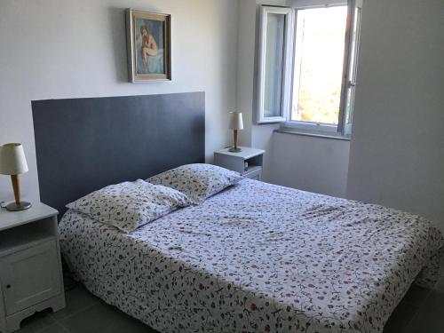 une chambre avec un lit et une fenêtre dans l'établissement Casa giuliani, à Barrettali