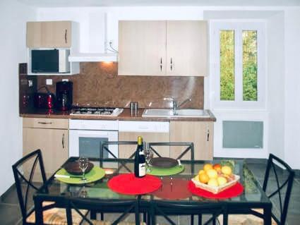 une cuisine avec une table avec un bol de fruits dessus dans l'établissement Casa giuliani, à Barrettali