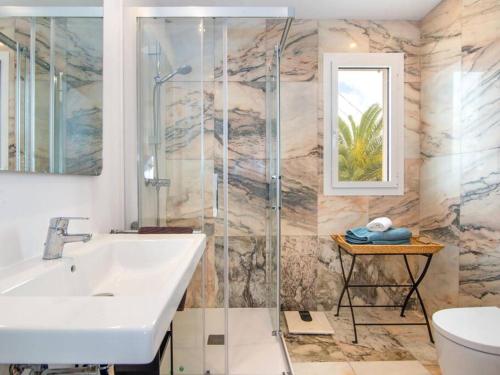 een badkamer met een wastafel en een douche bij Casa Calma in Cala Santanyi