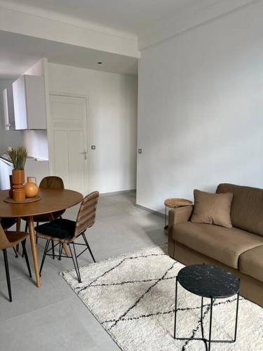 un salon avec un canapé et une table dans l'établissement T2 Cannes centre - Appartement cosy proche Palais, à Cannes