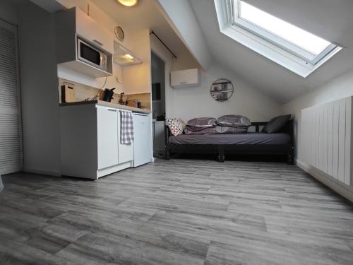 une pièce avec une cuisine et un canapé dedans dans l'établissement Studio 