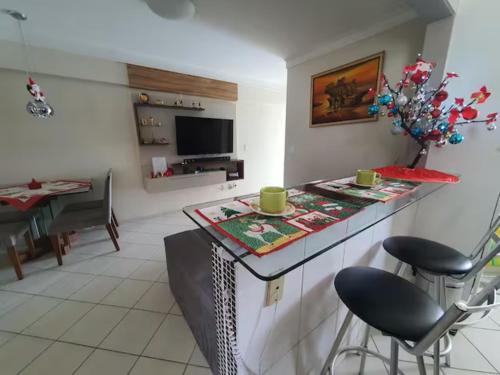 - une cuisine et un salon avec un comptoir et des chaises dans l'établissement Apartamento Completo Frente Praia de Itaparica, à Vila Velha