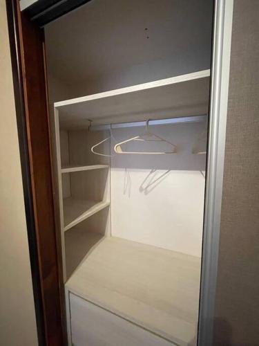 una refrigerador vacía con la puerta abierta en una habitación en El Caldén, Mar Azul a 1 cuadra del mar en Balneario Mar Azul