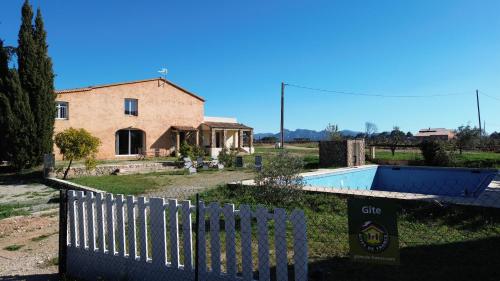 une maison avec une clôture et une piscine en face de celle-ci dans l'établissement gitedeprovence, à La Motte