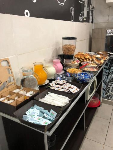 een tafel met veel eten erop bij Hotel Astro in Mar del Plata