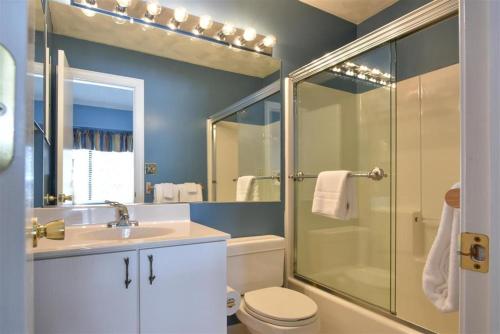 Seven Springs Sunridge 3 Bedroom Premium Condo with Loft and Private Deck townhouse tesisinde bir banyo