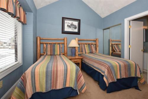 Seven Springs Sunridge 3 Bedroom Premium Condo with Loft and Private Deck townhouse tesisinde bir odada yatak veya yataklar