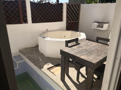 a bath tub sitting next to a table and a bench at Villas Higuer in Escuintla