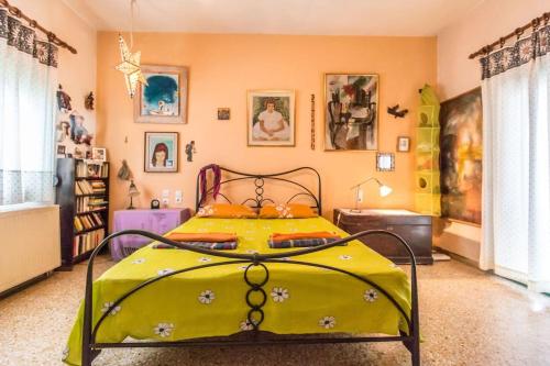 1 dormitorio con 1 cama amarilla en una habitación en Nano's House, en Kala Nera