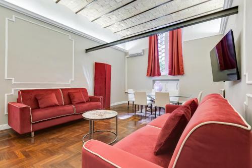 - un salon avec un canapé et une table dans l'établissement SPANISH GARDEN, à Rome