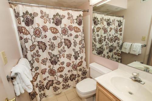 Phòng tắm tại Seven Springs Stoneridge 3 Bedroom Standard Condo, Mountain Views! condo