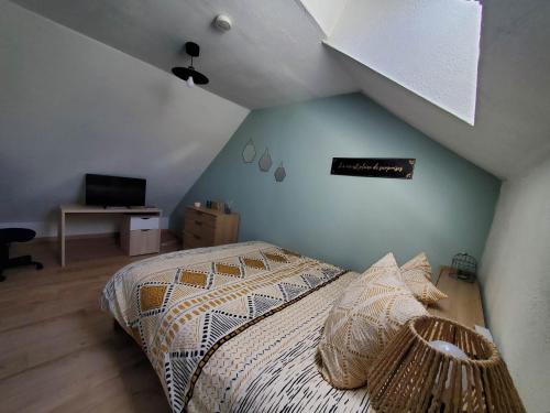 1 dormitorio con 1 cama en el ático en Studio grand lit 160 tout équipé wifi en Le Creusot