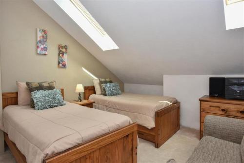 1 dormitorio en el ático con 2 camas y TV en Seven Springs Sunridge 1 Bedroom Loft Standard Condo, Ski In Ski Out! condo, en Champion