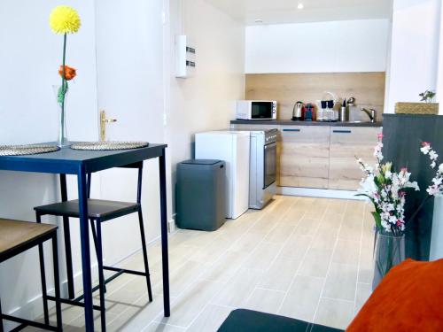 une cuisine avec une table et un réfrigérateur dans l'établissement Oasis Sun, à Sens