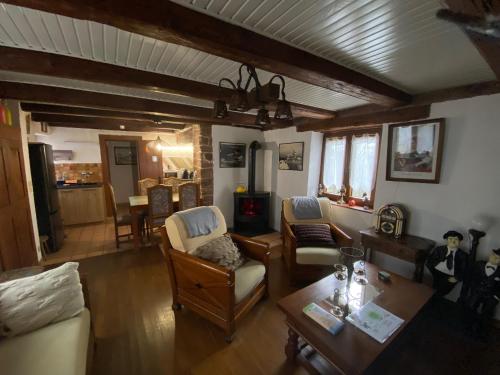 un salon rempli de meubles et d'une table dans l'établissement Le Petit Biscuit, à Dabo