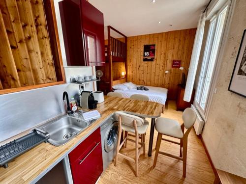 - une cuisine avec un évier et une table dans une chambre dans l'établissement Le Woody, Centre-ville, Parking gratuit, à Bordeaux