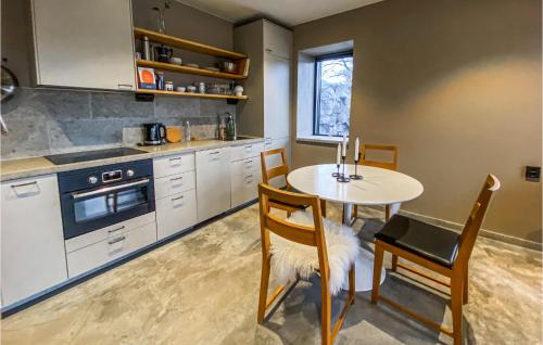 Dapur atau dapur kecil di Cozy Home In Vallda With Kitchen