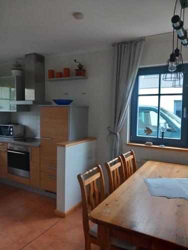 Кухня или мини-кухня в FERIENHAUS SOMMERTRAUM - KINDERFREUNDLICH - 3 Schlafzimmer, Garten, Bad und G-WC, Kaminofen
