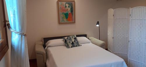 1 dormitorio con cama blanca y almohada en APARTAMENTO EN CHIHUAHUA ETXEA, en Gautegiz Arteaga