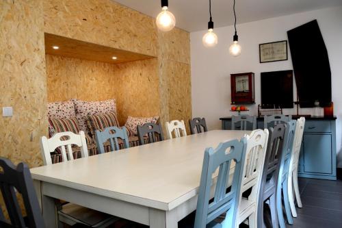 - une salle à manger avec une table et des chaises dans l'établissement Lab Hostel Nazare, à Nazaré