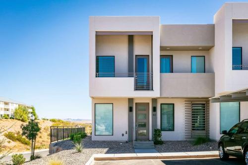une maison avec une voiture garée devant dans l'établissement Sunrise Corner #43 townhouse, à Saint George