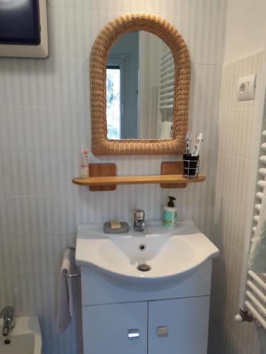 ein Bad mit einem Waschbecken und einem Spiegel in der Unterkunft Casa vacanze Il cancello rosso in Montefranco