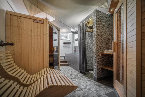 Vysoke Tatry - Horny Smokovec的住宿－Apartman pod Gerlachom s wellness，一间带秋千长凳的浴室