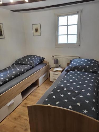 Ferienhaus Ehrbachklamm tesisinde bir odada yatak veya yataklar