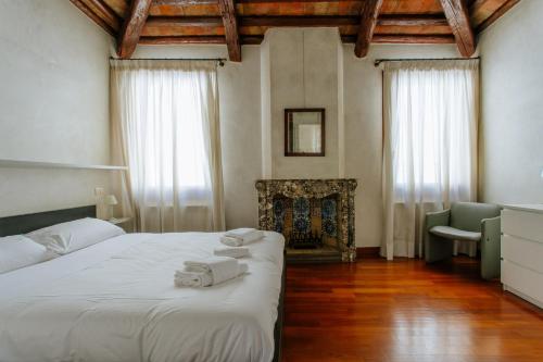 a bedroom with a bed with two towels on it at Yourbanflat Dante in Padova