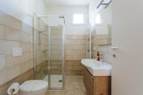e bagno con doccia, servizi igienici e lavandino. di Yourbanflat Rooftop a Padova
