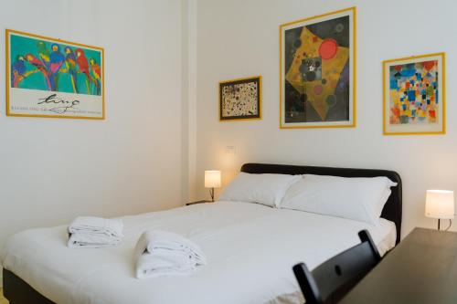 una camera da letto con un letto e due asciugamani di Yourbanflat Rooftop a Padova