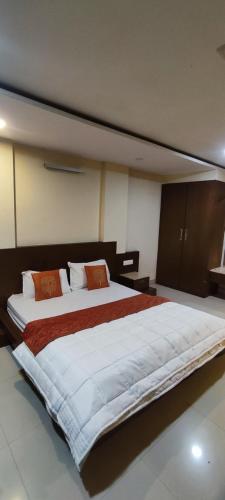 ein Schlafzimmer mit einem großen Bett in einem Zimmer in der Unterkunft Happy Vibes - pool view balcony in Vānivilāsa Puram