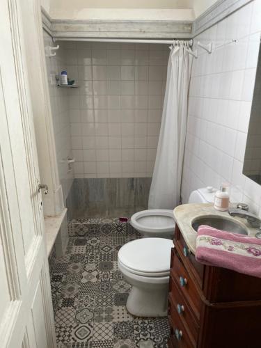 Departamento Malva con gran jardín في سان إيسيدرو: حمام مع مرحاض ومغسلة