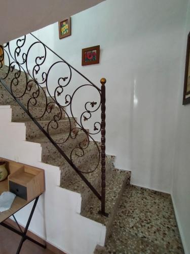 una escalera con una barandilla metálica en una casa en Casa joselito, en Casas del Cerro