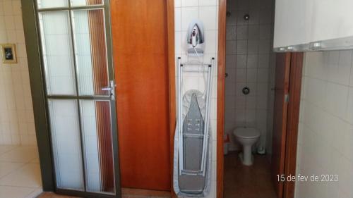 a bathroom with a walk in shower next to a toilet at Apartamento Uberlândia - Centro com garagem in Uberlândia