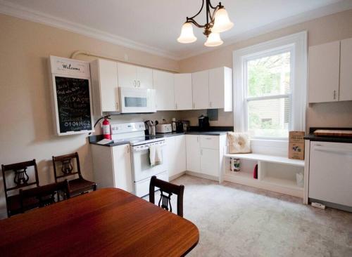 une cuisine avec une table en bois et une salle à manger dans l'établissement Heritage Townhouse in Downtown Halifax, à Halifax