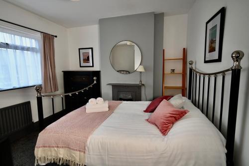 a bedroom with a large bed with two towels on it at Emerson - homely 3 bedroom sleeps 6 Free Parking & WiFi in Woodhorn