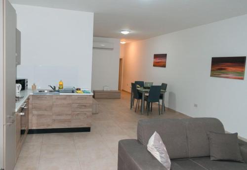 sala de estar y cocina con sofá y mesa en Central Modern Apartment 1 Bedroom en Il-Gżira