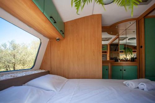 a bedroom with a large bed in a house at Onar Camper in Liyidhés
