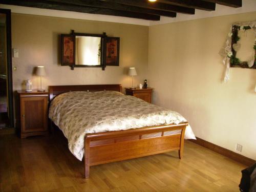 sypialnia z łóżkiem i 2 szafkami nocnymi w obiekcie La Vallée du Cher w mieście Monthou-sur-Cher