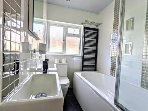 Ένα μπάνιο στο Stunning 4BR House with Free Parking - By INNit