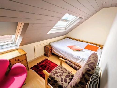 Katil atau katil-katil dalam bilik di Stunning 4BR House with Free Parking - By INNit