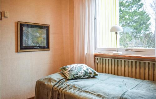 Postel nebo postele na pokoji v ubytování 3 Bedroom Nice Home In Frjestaden