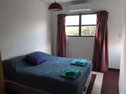 1 dormitorio con 1 cama con 2 toallas en “Viví Mendoza” en Mendoza