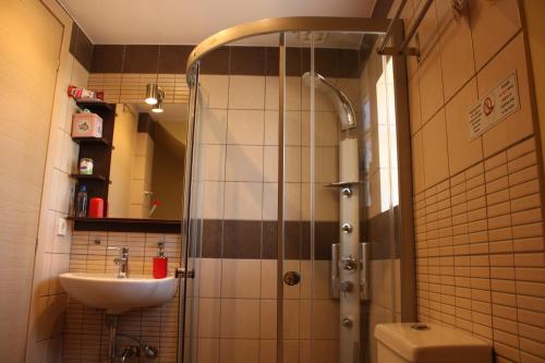 y baño con ducha y lavamanos. en T&A Apartment,near the sea. en Marathón